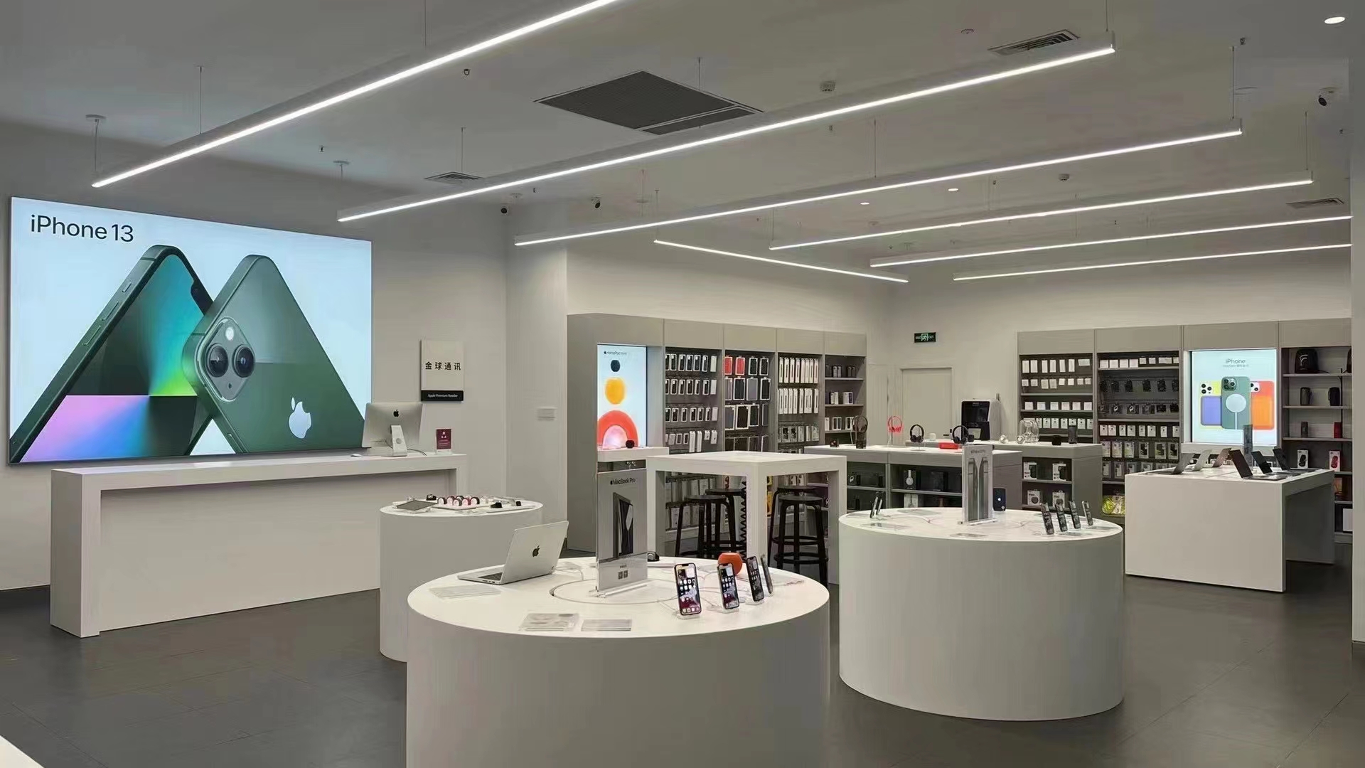 Mobile phone and accessories experience store2